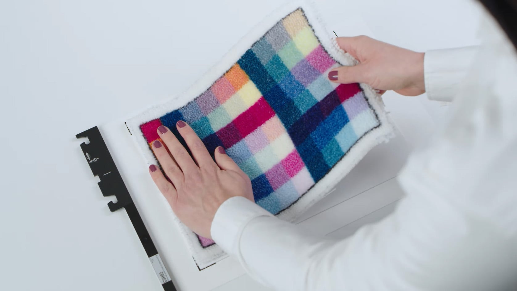 Optional C5H82 sticky mat sample holder for textiles that are difficult to fix