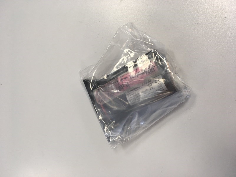 Battery holder placed in its dedicated space in the original packaging